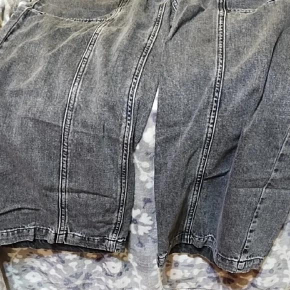 GAP Women's Charcoal Relaxed Jeans - Picture 6 of 6